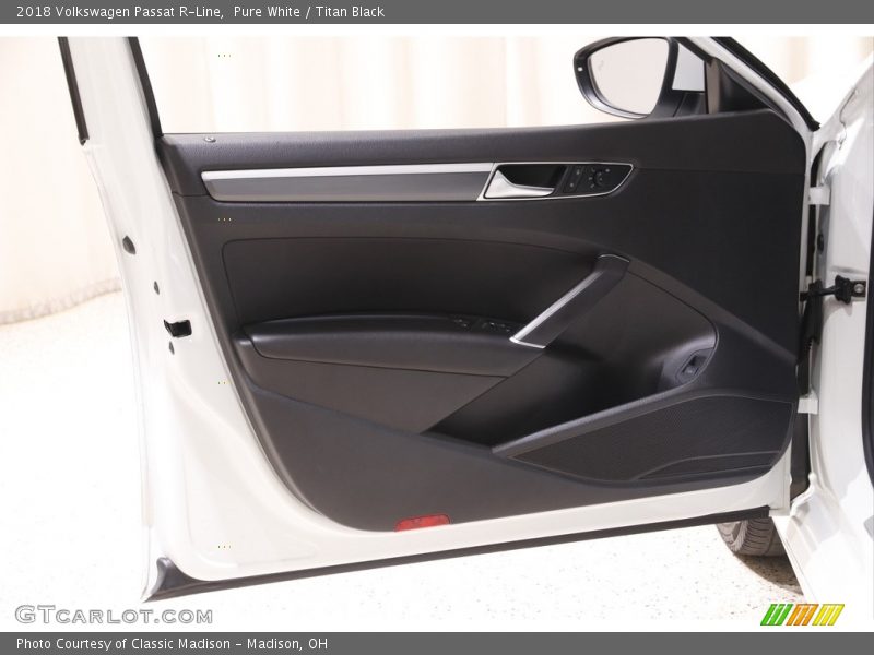 Pure White / Titan Black 2018 Volkswagen Passat R-Line