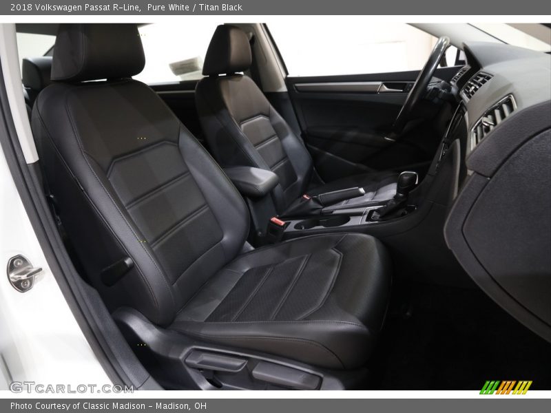 Pure White / Titan Black 2018 Volkswagen Passat R-Line
