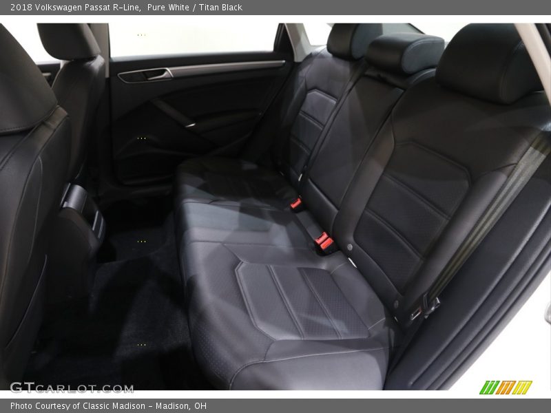 Pure White / Titan Black 2018 Volkswagen Passat R-Line