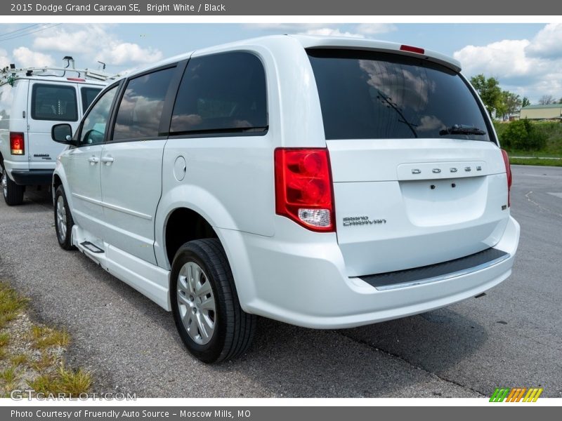 Bright White / Black 2015 Dodge Grand Caravan SE