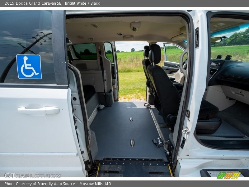Bright White / Black 2015 Dodge Grand Caravan SE