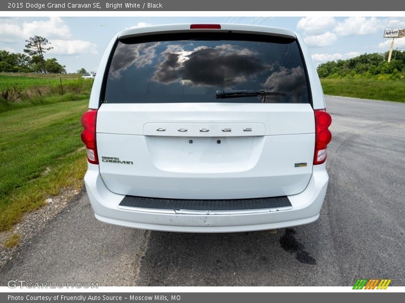 Bright White / Black 2015 Dodge Grand Caravan SE