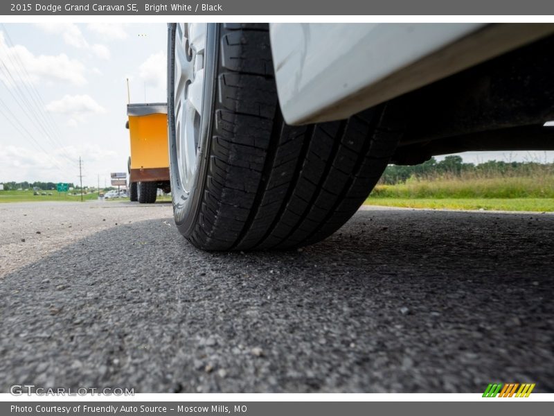 Bright White / Black 2015 Dodge Grand Caravan SE