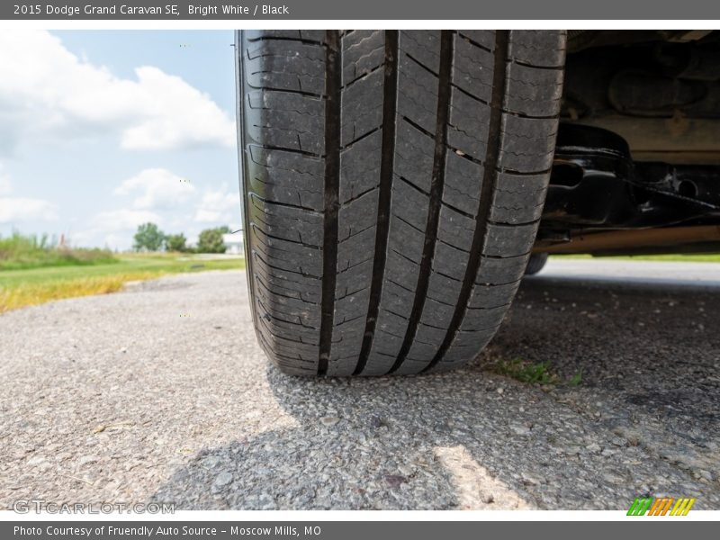 Bright White / Black 2015 Dodge Grand Caravan SE