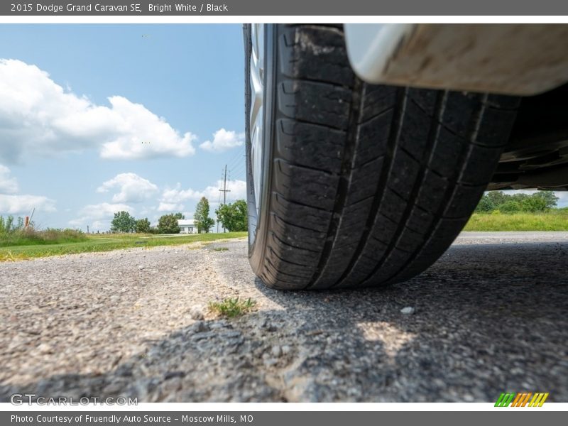 Bright White / Black 2015 Dodge Grand Caravan SE