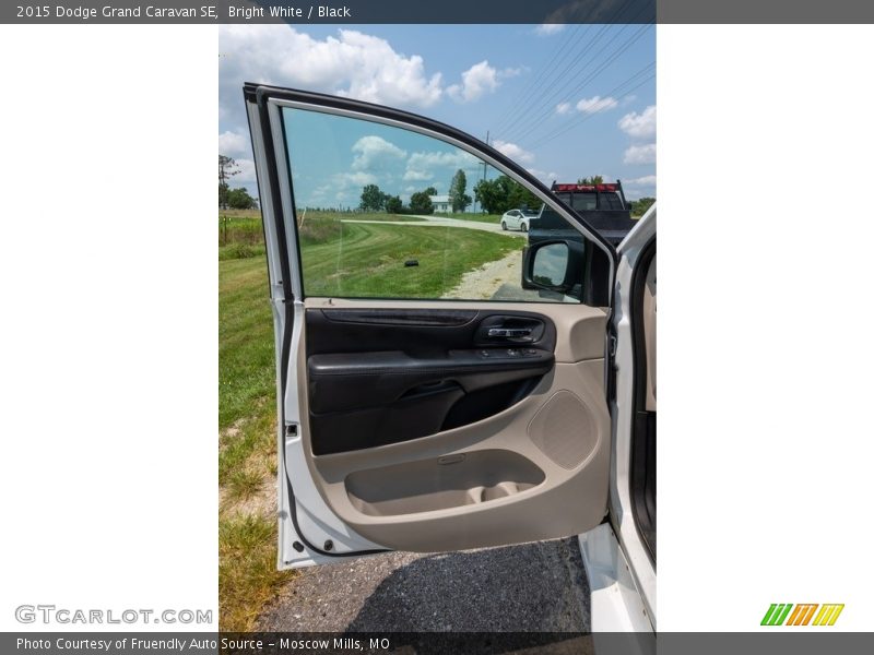 Bright White / Black 2015 Dodge Grand Caravan SE