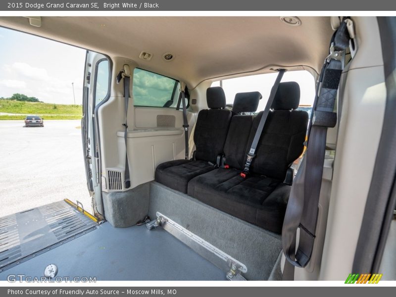 Bright White / Black 2015 Dodge Grand Caravan SE