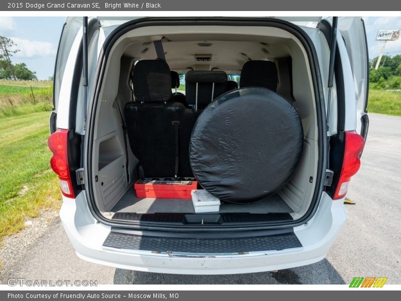 Bright White / Black 2015 Dodge Grand Caravan SE