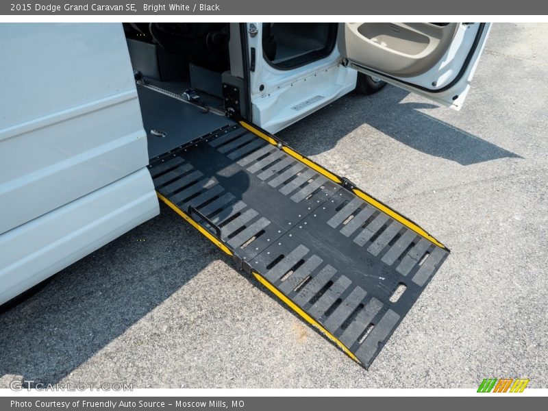 Bright White / Black 2015 Dodge Grand Caravan SE
