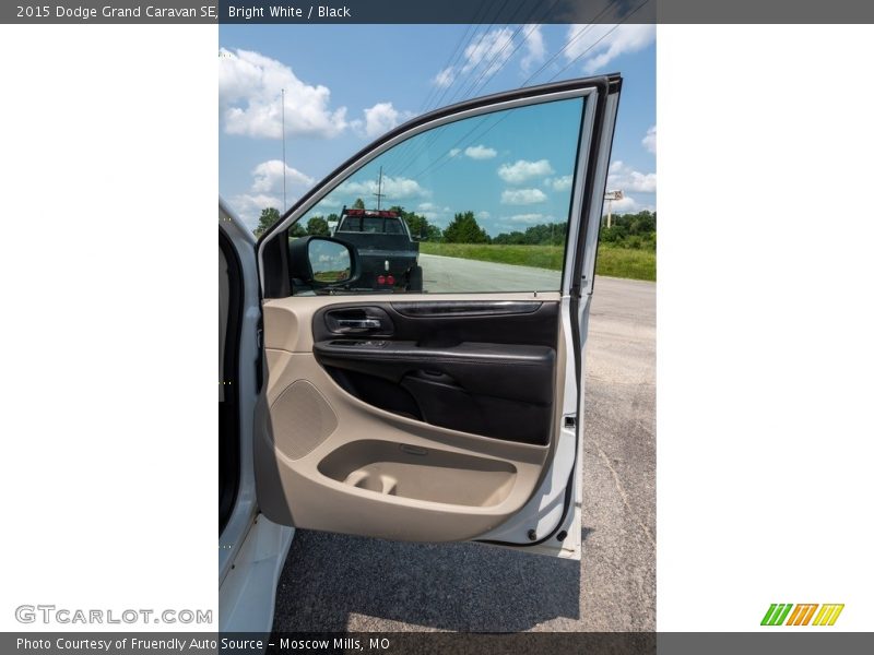 Bright White / Black 2015 Dodge Grand Caravan SE