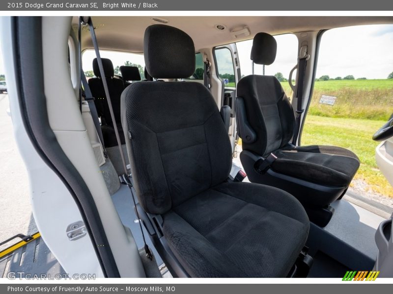Bright White / Black 2015 Dodge Grand Caravan SE