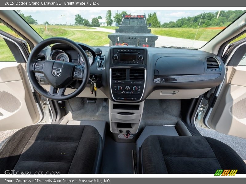 Bright White / Black 2015 Dodge Grand Caravan SE