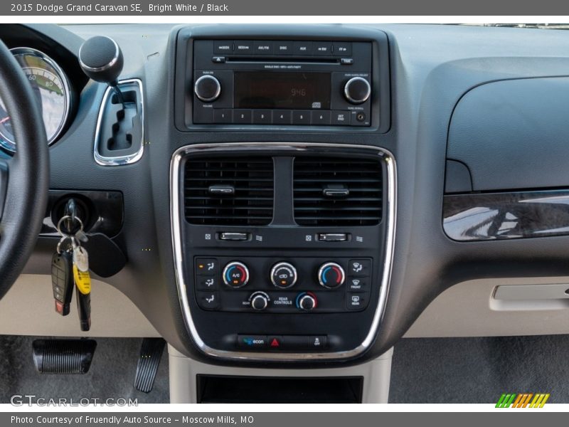 Bright White / Black 2015 Dodge Grand Caravan SE