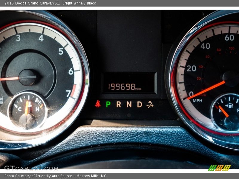 Bright White / Black 2015 Dodge Grand Caravan SE