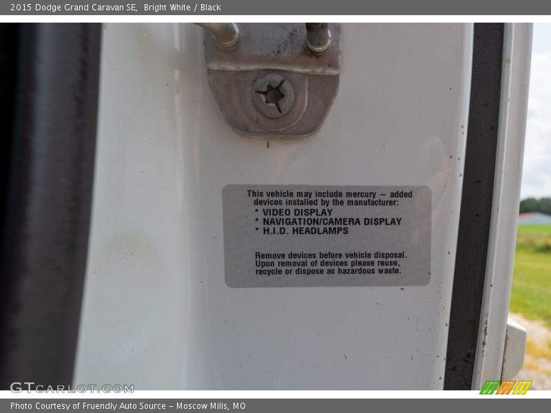 Bright White / Black 2015 Dodge Grand Caravan SE