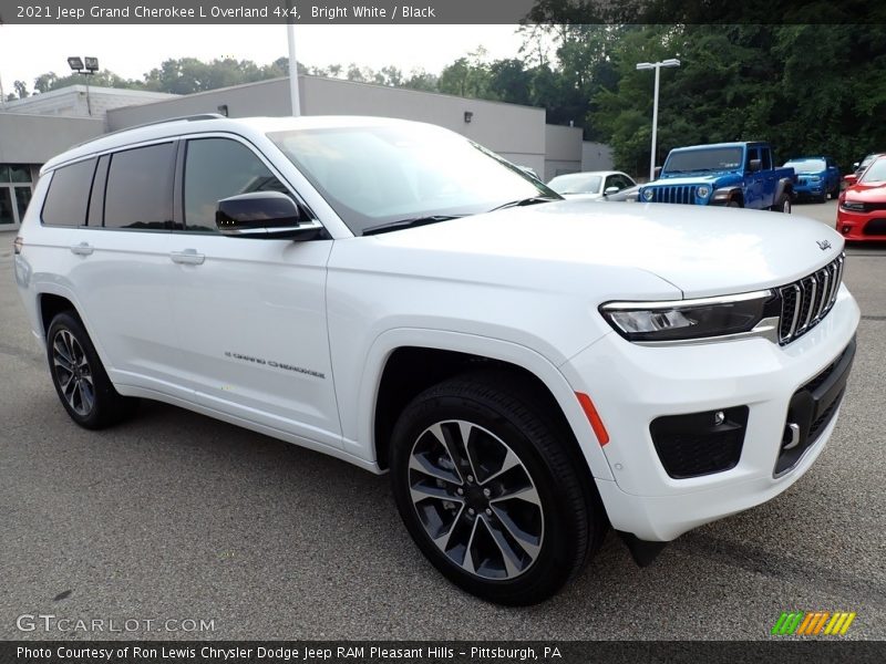Front 3/4 View of 2021 Grand Cherokee L Overland 4x4