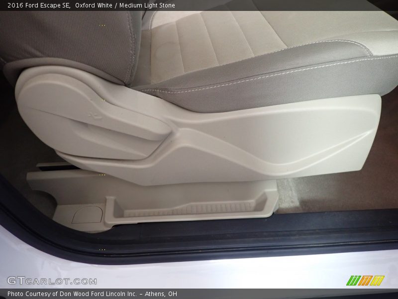 Oxford White / Medium Light Stone 2016 Ford Escape SE