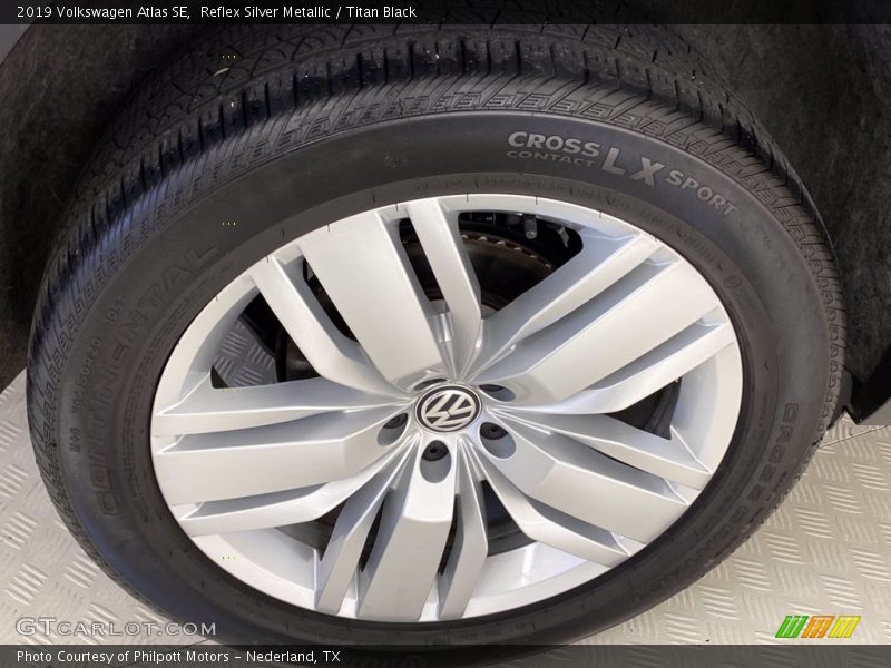 Reflex Silver Metallic / Titan Black 2019 Volkswagen Atlas SE