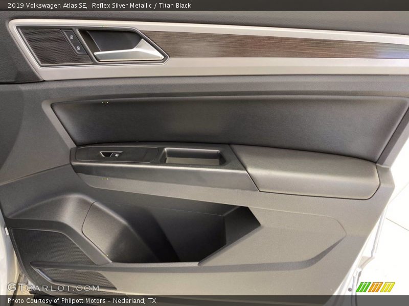 Reflex Silver Metallic / Titan Black 2019 Volkswagen Atlas SE