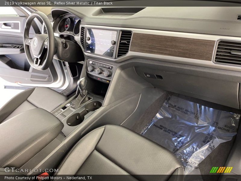 Dashboard of 2019 Atlas SE