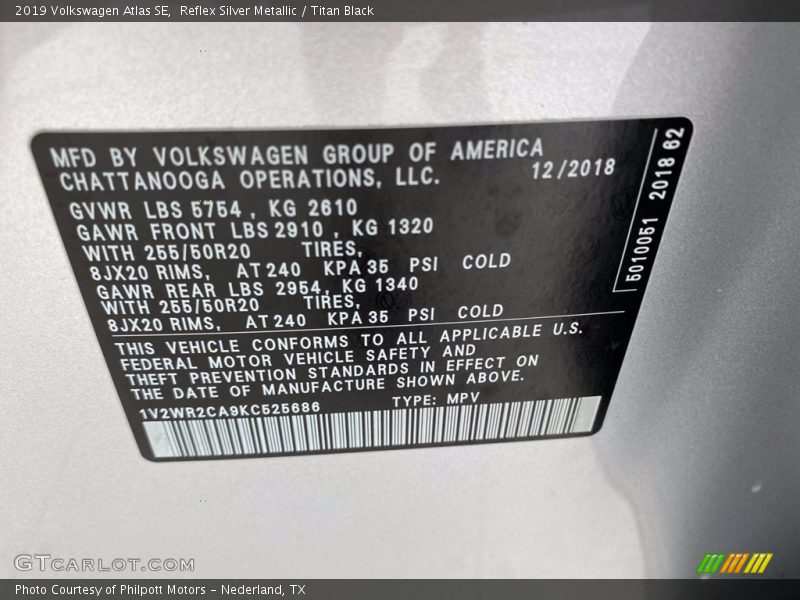 Reflex Silver Metallic / Titan Black 2019 Volkswagen Atlas SE