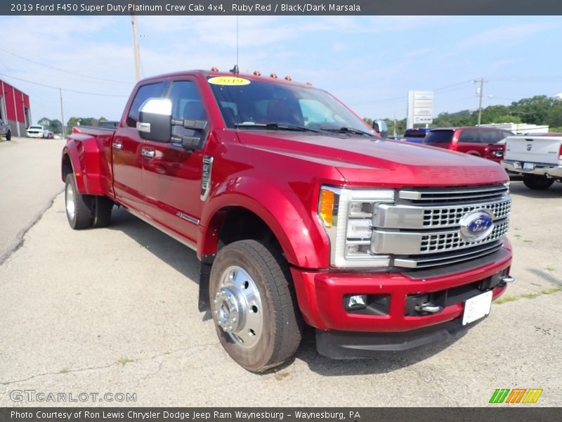 Front 3/4 View of 2019 F450 Super Duty Platinum Crew Cab 4x4