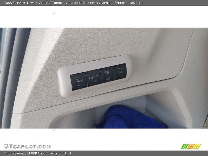 Clearwater Blue Pearl / Medium Pebble Beige/Cream 2009 Chrysler Town & Country Touring