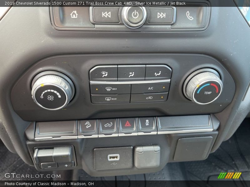 Silver Ice Metallic / Jet Black 2019 Chevrolet Silverado 1500 Custom Z71 Trail Boss Crew Cab 4WD