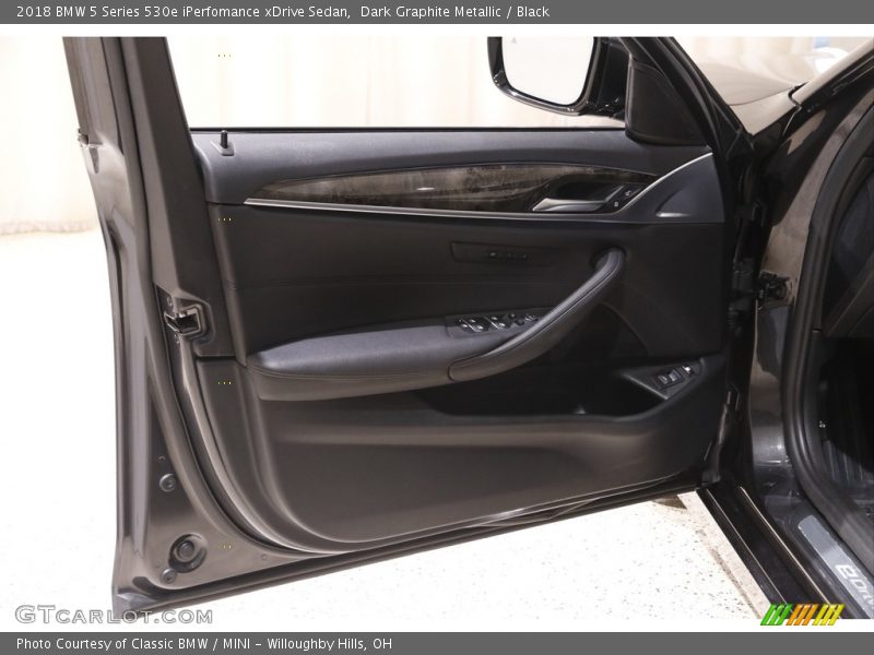 Dark Graphite Metallic / Black 2018 BMW 5 Series 530e iPerfomance xDrive Sedan