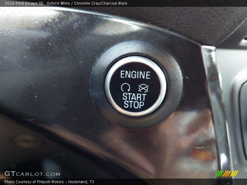 Oxford White / Chromite Gray/Charcoal Black 2019 Ford Escape SE