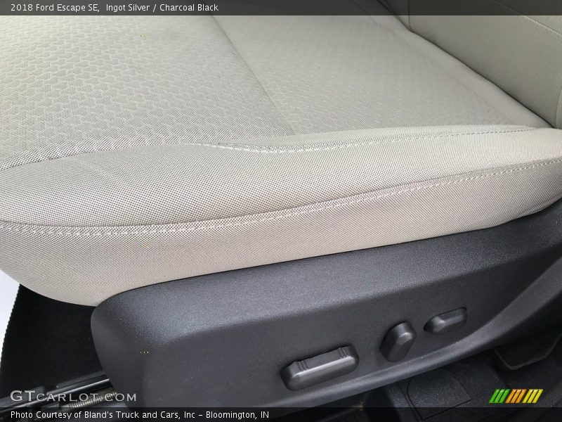 Ingot Silver / Charcoal Black 2018 Ford Escape SE