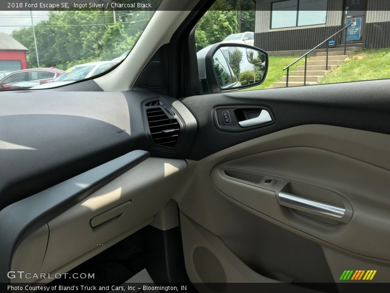 Ingot Silver / Charcoal Black 2018 Ford Escape SE