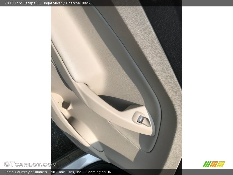 Ingot Silver / Charcoal Black 2018 Ford Escape SE