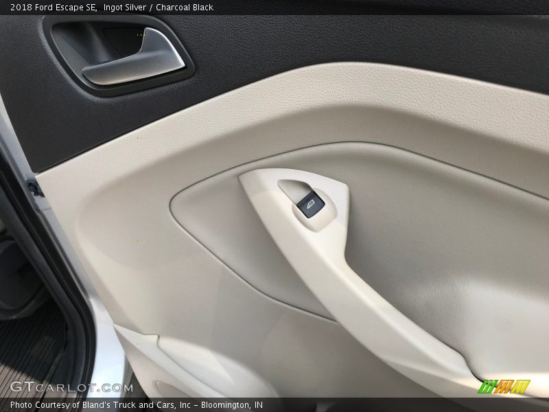 Ingot Silver / Charcoal Black 2018 Ford Escape SE