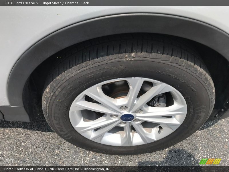 Ingot Silver / Charcoal Black 2018 Ford Escape SE