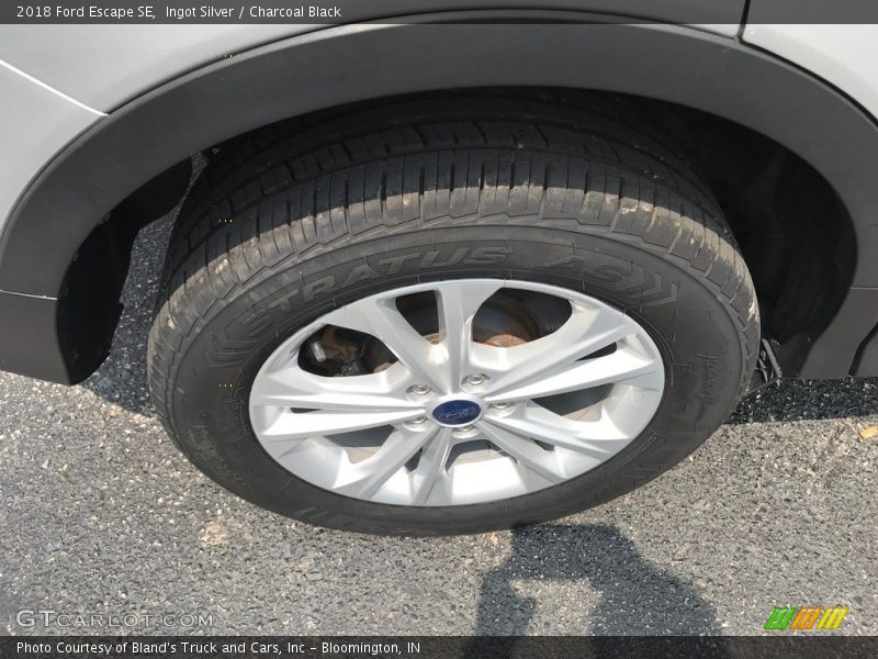 Ingot Silver / Charcoal Black 2018 Ford Escape SE