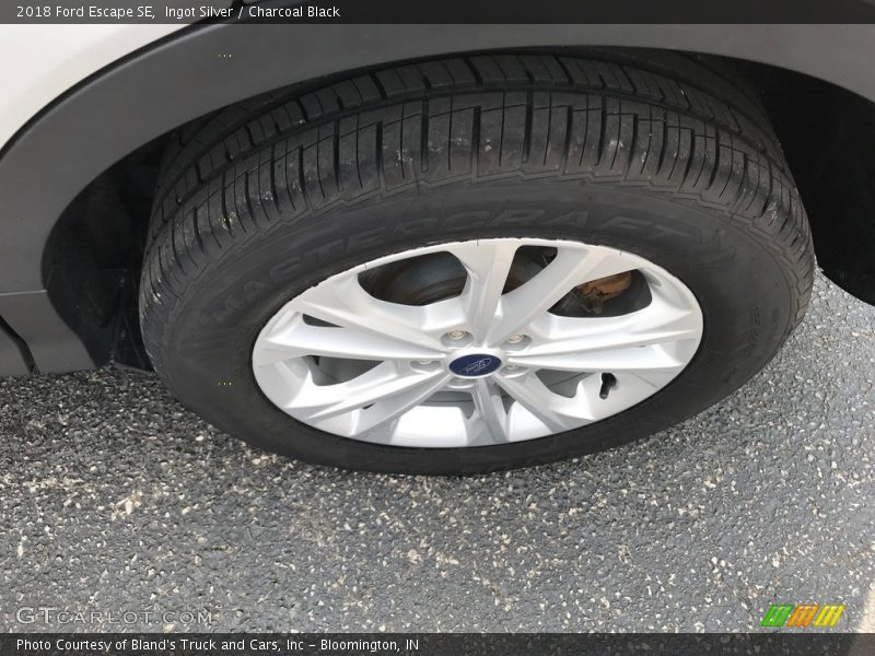 Ingot Silver / Charcoal Black 2018 Ford Escape SE