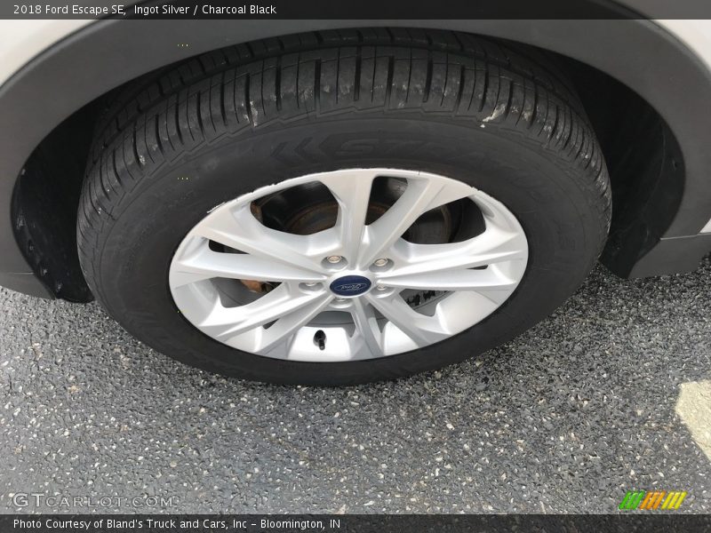 Ingot Silver / Charcoal Black 2018 Ford Escape SE
