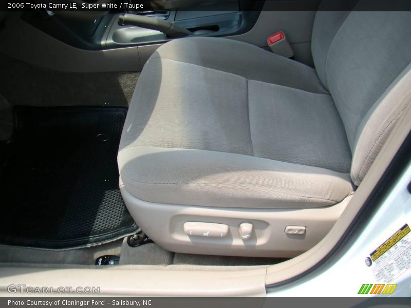 Super White / Taupe 2006 Toyota Camry LE