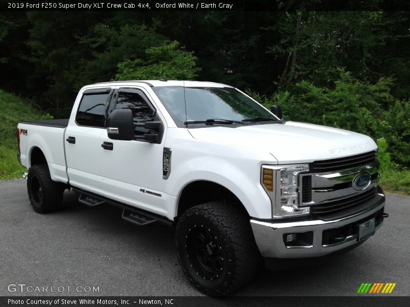 Oxford White / Earth Gray 2019 Ford F250 Super Duty XLT Crew Cab 4x4