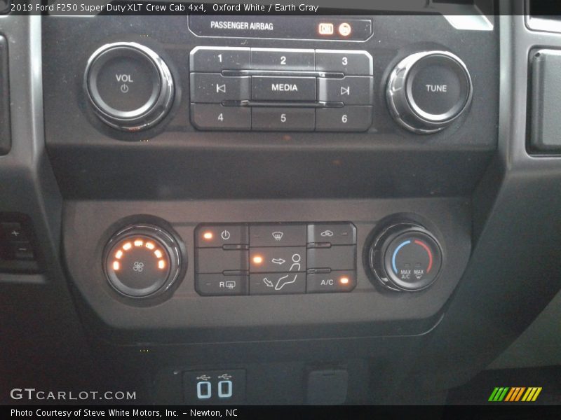 Oxford White / Earth Gray 2019 Ford F250 Super Duty XLT Crew Cab 4x4