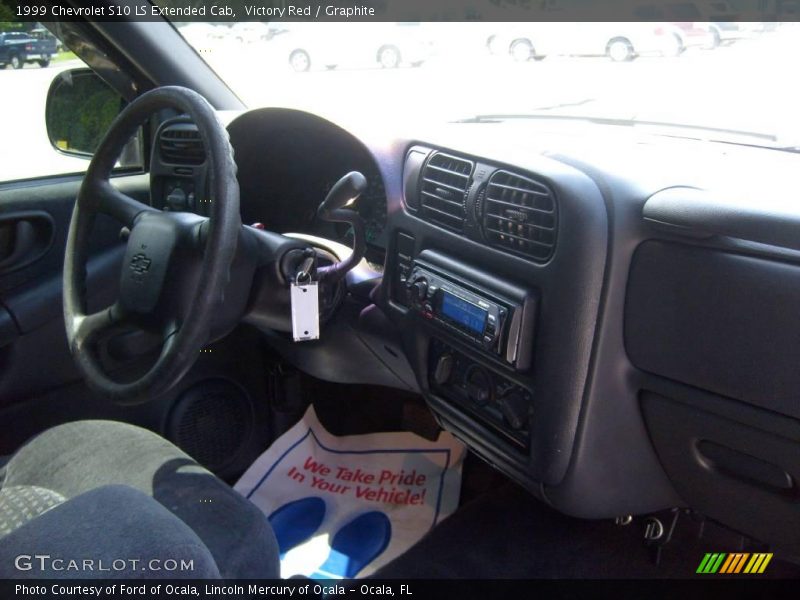 Victory Red / Graphite 1999 Chevrolet S10 LS Extended Cab