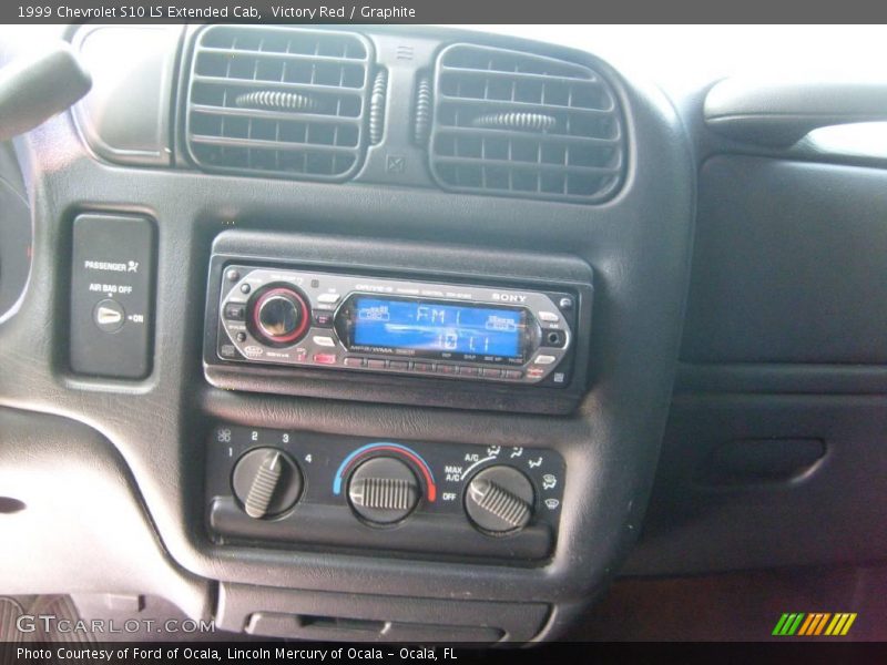 Victory Red / Graphite 1999 Chevrolet S10 LS Extended Cab