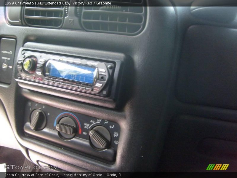 Victory Red / Graphite 1999 Chevrolet S10 LS Extended Cab