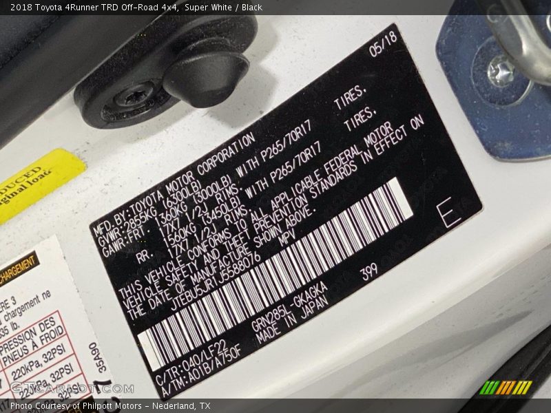 Super White / Black 2018 Toyota 4Runner TRD Off-Road 4x4