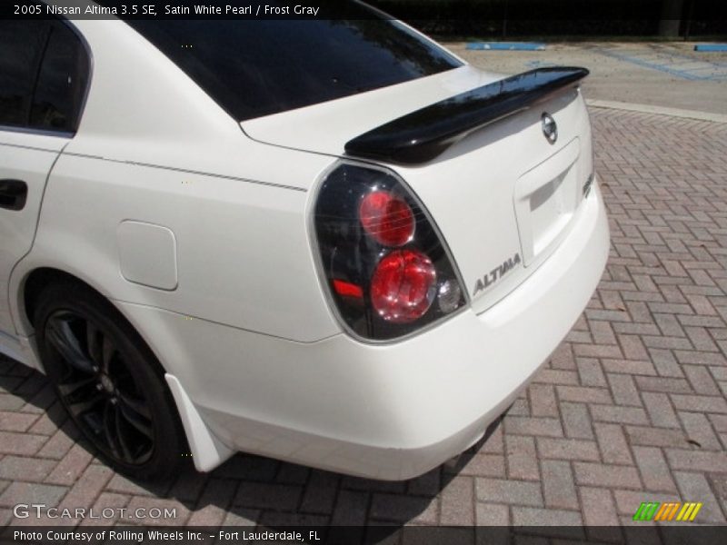 Satin White Pearl / Frost Gray 2005 Nissan Altima 3.5 SE