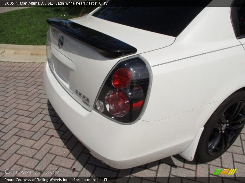 Satin White Pearl / Frost Gray 2005 Nissan Altima 3.5 SE