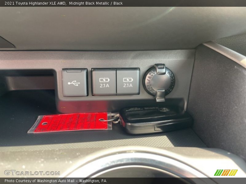 Midnight Black Metallic / Black 2021 Toyota Highlander XLE AWD