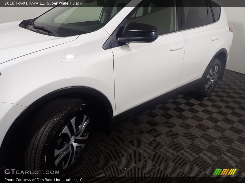 Super White / Black 2018 Toyota RAV4 LE