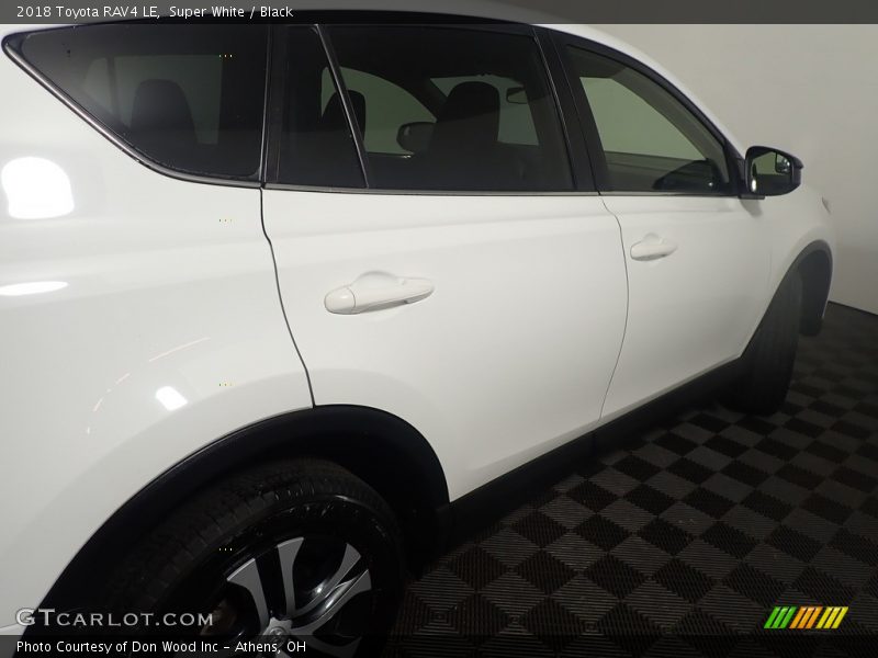 Super White / Black 2018 Toyota RAV4 LE